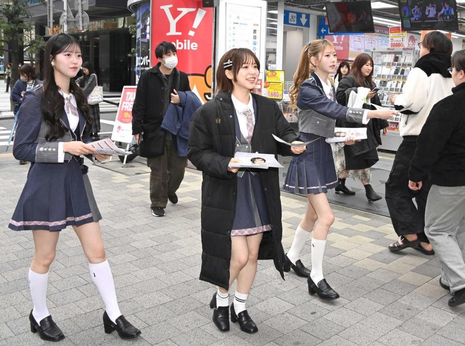 チラシを配るＡＫＢ４８の（左から）八木愛月、倉野尾成美、千葉恵里（撮影・持木克友）　