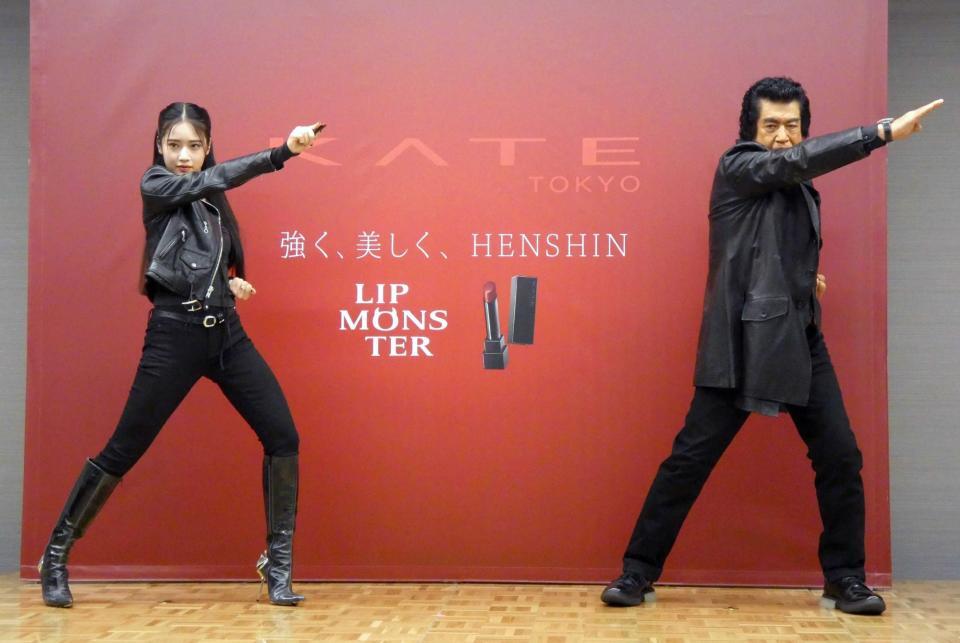 　変身ポーズを披露する天翔天音（左）と藤岡弘、