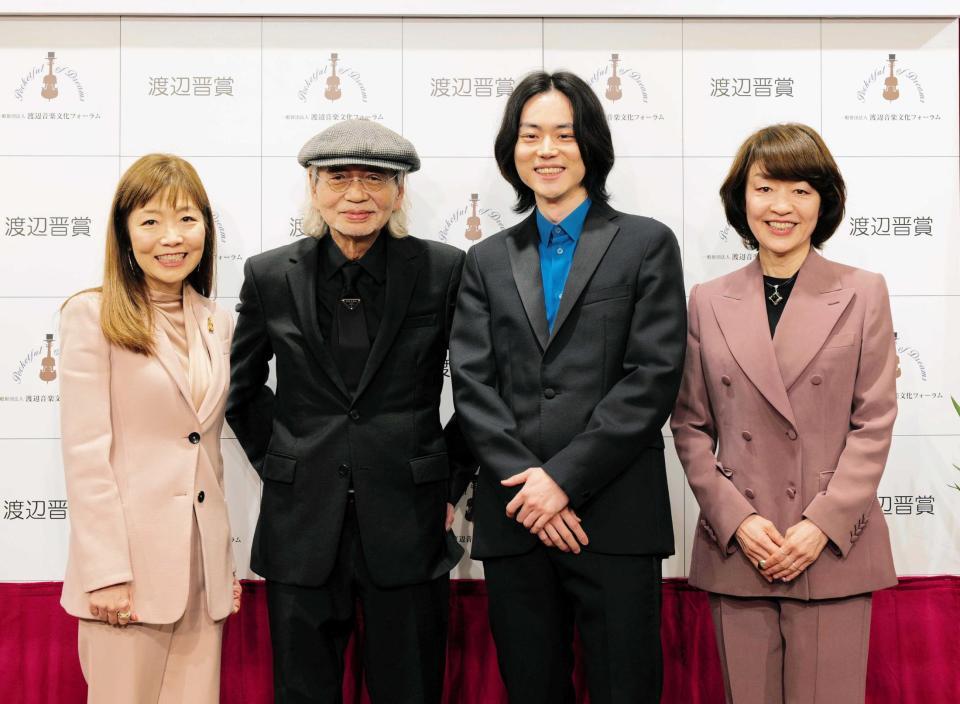 　「第２１回渡辺晋賞」を受賞して菅田将暉（中央右）に祝福された細野晴臣（中央左）
