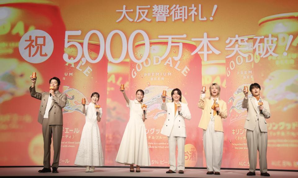 乾杯する（左から）鈴木亮平、浜辺美波、綾瀬はるか、Ｍｒｓ．　ＧＲＥＥＮ　ＡＰＰＬＥの大森元貴、藤澤涼架、若井滉斗（撮影・石井剣太郎）