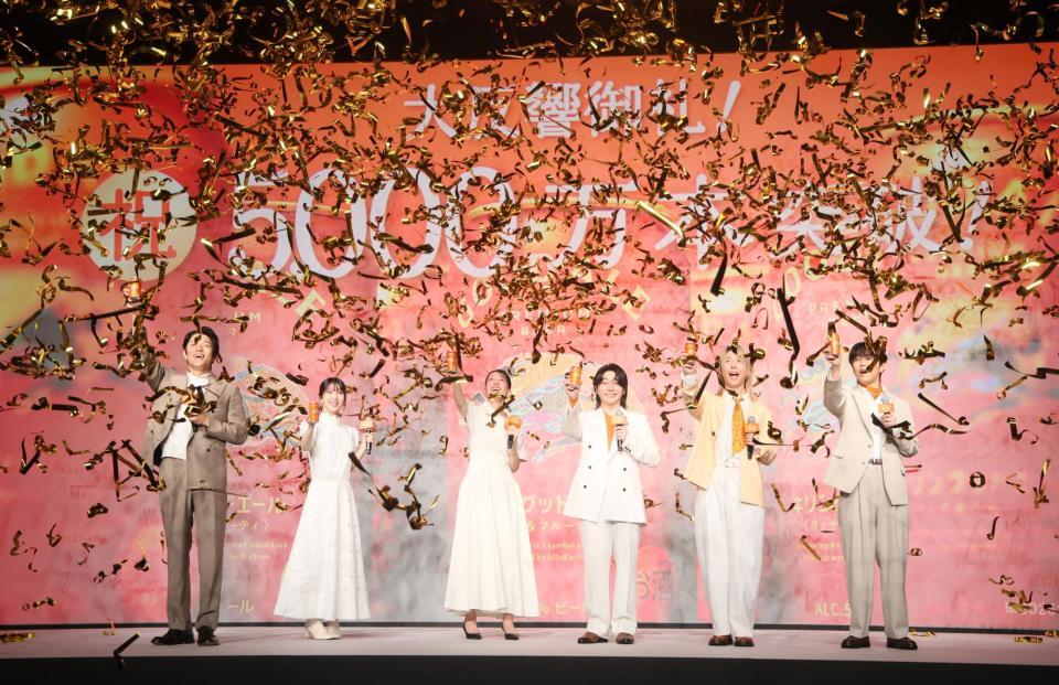 乾杯する（左から）鈴木亮平、浜辺美波、綾瀬はるか、Ｍｒｓ．　ＧＲＥＥＮ　ＡＰＰＬＥの大森元貴、藤澤涼架、若井滉斗（撮影・石井剣太郎）