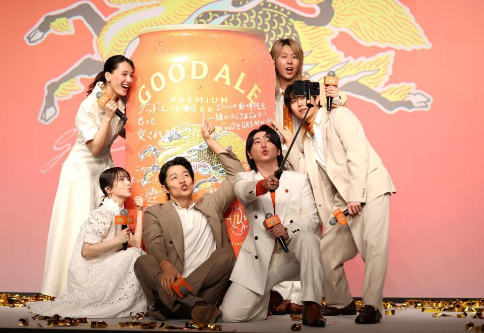 自撮りする（左から）綾瀬はるか、浜辺美波、鈴木亮平、Ｍｒｓ．　ＧＲＥＥＮ　ＡＰＰＬＥの大森元貴、若井滉斗、藤澤涼架（撮影・石井剣太郎）