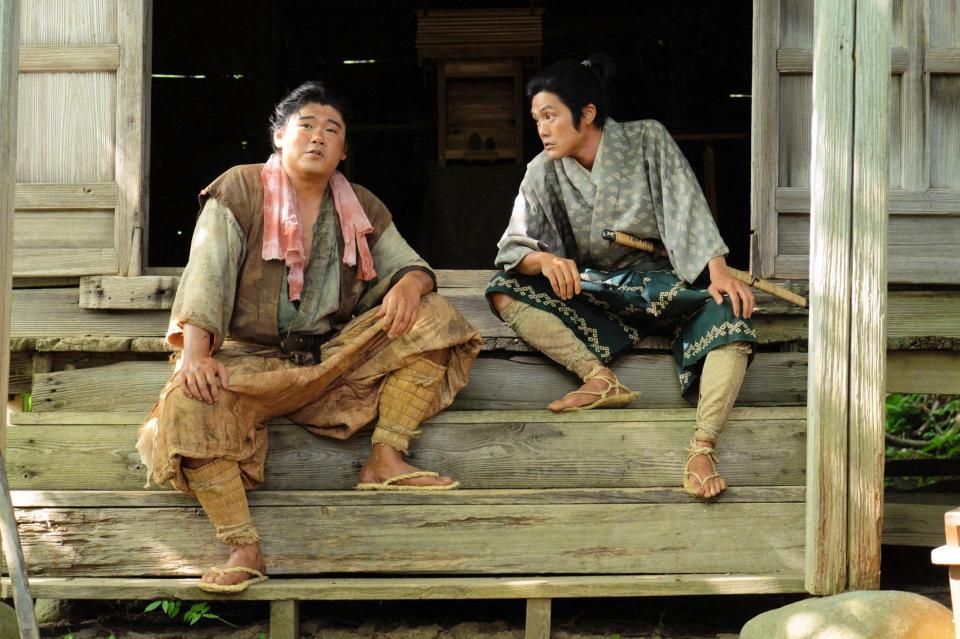 思わぬ一言が因果応報…弥助（右、上川周作）　ＮＨＫ大河ドラマ「豊臣兄弟！」