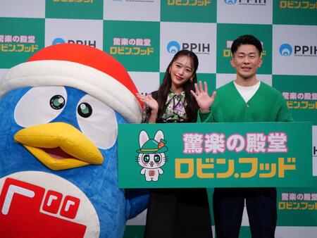 会見に出席した（左から）ドンペン、近藤千尋、太田博久