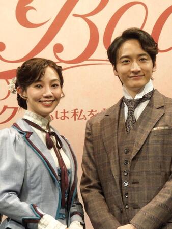 ミュージカル「レッドブック～私は私を語るひと～」製作発表会に出席した（左から）咲妃みゆ、小関裕太