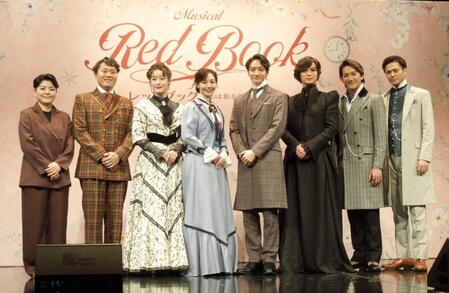 ミュージカル「レッドブック～私は私を語るひと～」製作発表会に出席した（左から）演出・小林香氏、エハラマサヒロ、花乃まりあ、咲妃みゆ、小関裕太、田代万里生、中桐聖弥、加藤大悟
