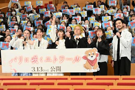 客席をバックにポーズを決める（左から）嵐莉菜、當真あみ、緑黄色社会の長屋晴子、穴見真吾、ｐｅｐｐｅ、小林壱誓（撮影・開出牧）