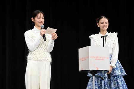 学生から募集した質問ＢＯＸの中からカードを引き、質問に答える當真あみ（左）と嵐莉菜（撮影・開出牧）