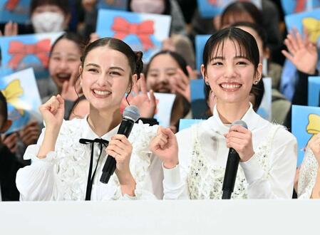 客席をバックにポーズを決める嵐莉菜（左）と當真あみ（撮影・開出牧）