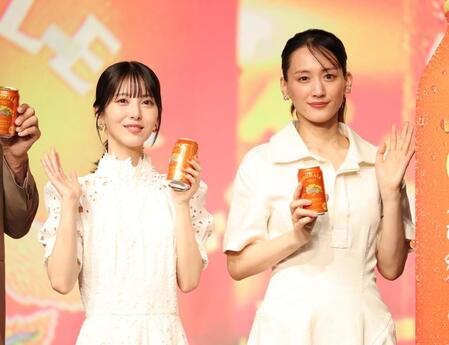 手を振る浜辺美波（左）と綾瀬はるか（撮影・石井剣太郎）