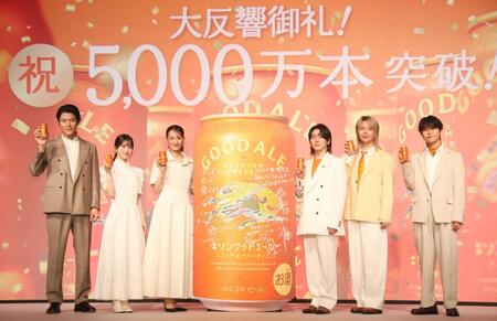 ポーズをとる（左から）鈴木亮平、浜辺美波、綾瀬はるか、Ｍｒｓ．　ＧＲＥＥＮ　ＡＰＰＬＥの大森元貴、藤澤涼架、若井滉斗（撮影・石井剣太郎）