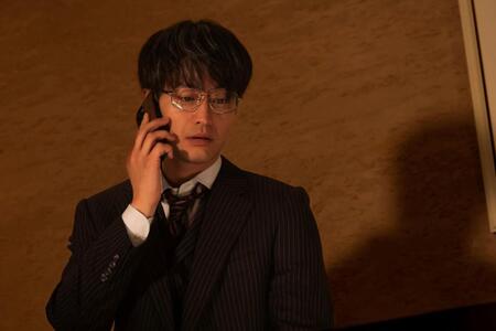 ドラマに出演する竹財輝之助