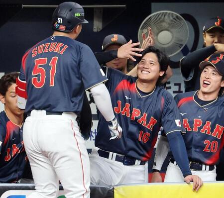 １回、先制ソロを放った鈴木（手前）を笑顔で迎える大谷（中）