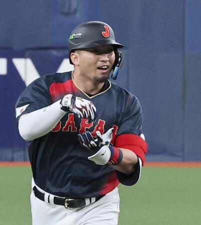 １回、ソロを放ち三塁へ走る鈴木（撮影・田中太一）