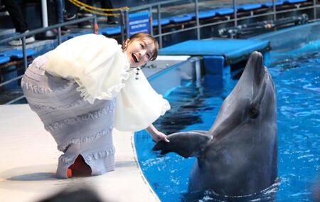 イルカとふれ合うももいろクローバーＺ・百田夏菜子