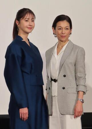 完成会見に出席した松本若菜（左）と鈴木保奈美