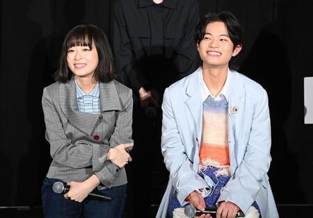 完成報告会で笑顔を見せる森七菜（左）と黒川想矢（撮影・開出牧）