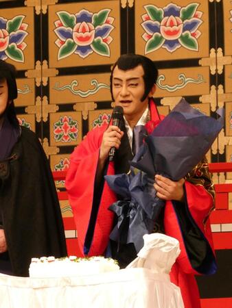 ケーキと花束をサプライズで贈られ、笑顔の片岡愛之助