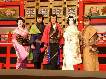 撮影に応じる（左から）市川笑也、市川笑三郎、片岡愛之助、中村米吉、市川中車