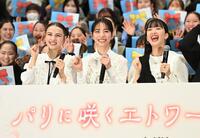 客席をバックにポーズを決める（左から）嵐莉菜、當真あみ、緑黄色社会の長屋晴子（撮影・開出牧）