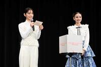 学生から募集した質問ＢＯＸの中からカードを引き、質問に答える當真あみ（左）と嵐莉菜（撮影・開出牧）