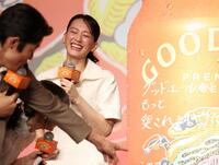 自身のサインについて、（左から）鈴木亮平、浜辺美波から指摘を受ける綾瀬はるか（撮影・石井剣太郎）