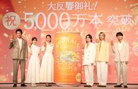 ポーズをとる（左から）鈴木亮平、浜辺美波、綾瀬はるか、Ｍｒｓ．　ＧＲＥＥＮ　ＡＰＰＬＥの大森元貴、藤澤涼架、若井滉斗（撮影・石井剣太郎）