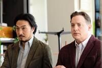 平岳大（左）とブレンダン・フレイザー「レンタル・ファミリー」全国公開中　配給：ウォルト・ディズニー・ジャパン©２０２６　Ｓｅａｒｃｈｌｉｇｈｔ　Ｐｉｃｔｕｒｅｓ．　Ａｌｌ　Ｒｉｇｈｔｓ　Ｒｅｓｅｒｖｅｄ．