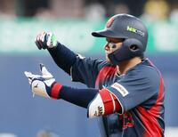 ７回、２点適時打を放ちポーズをとる森下