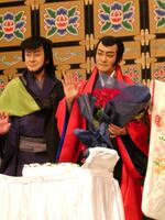 ケーキと花束を贈られ、笑顔の片岡愛之助