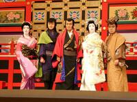 撮影に応じる（左から）市川笑也、市川笑三郎、片岡愛之助、中村米吉、市川中車