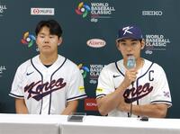 会見する蘇ヒョン準（左）と李政厚（読売新聞社提供）