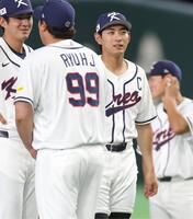 柳賢振（９９）と笑顔で話す韓国・李政厚＝東京ドーム（撮影・西岡正）