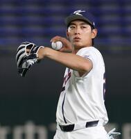 キャッチボールをする韓国・李政厚（撮影・伊藤笙子）