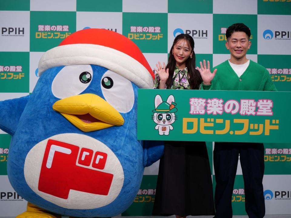 会見に出席した（左から）ドンペン、近藤千尋、太田博久