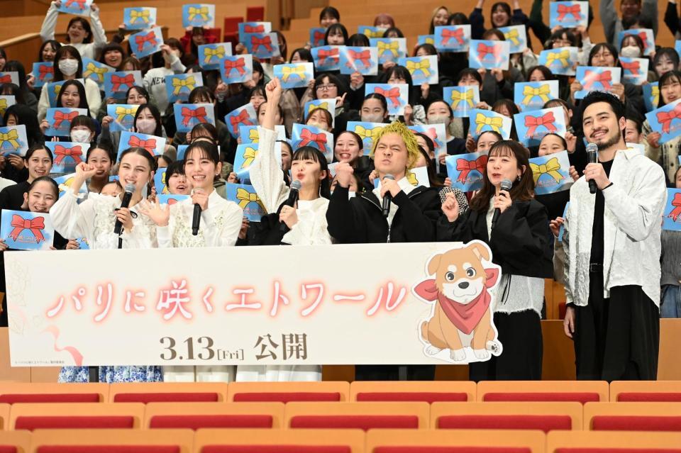 客席をバックにポーズを決める（左から）嵐莉菜、當真あみ、緑黄色社会の長屋晴子、穴見真吾、ｐｅｐｐｅ、小林壱誓（撮影・開出牧）