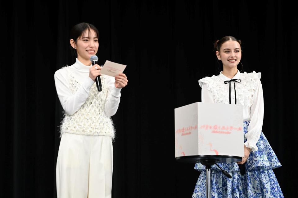 学生から募集した質問ＢＯＸの中からカードを引き、質問に答える當真あみ（左）と嵐莉菜（撮影・開出牧）