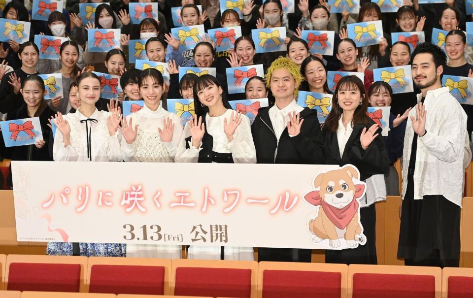 客席をバックに笑顔で手を振る（左から）嵐莉菜、當真あみ、緑黄色社会の（左から）長屋晴子、穴見真吾、ｐｅｐｐｅ、小林壱誓（撮影・開出牧）