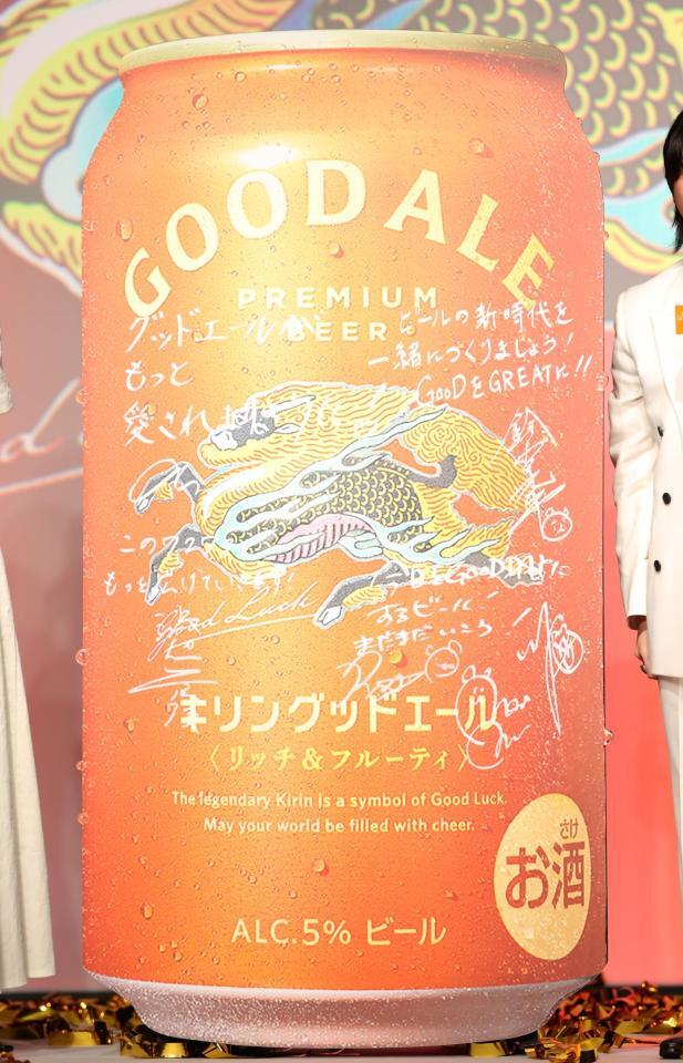 登壇者がサインを入れたパネル（撮影・石井剣太郎）