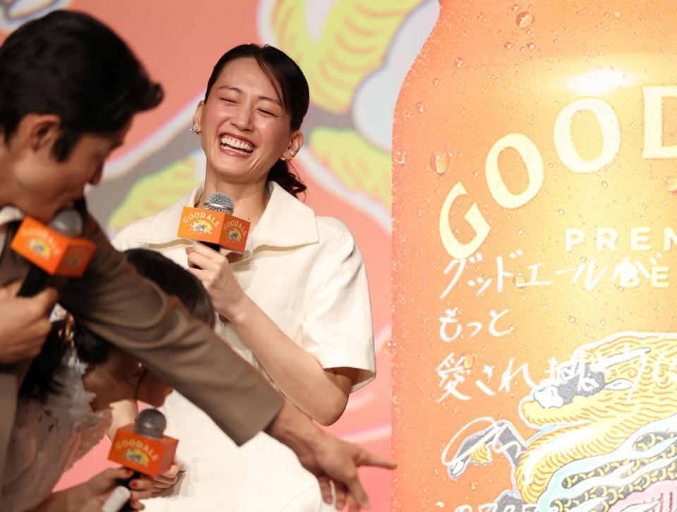 自身のサインについて、（左から）鈴木亮平、浜辺美波から指摘を受ける綾瀬はるか（撮影・石井剣太郎）