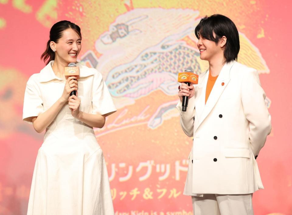 撮影を振り返る綾瀬はるか（左）とＭｒｓ．　ＧＲＥＥＮ　ＡＰＰＬＥの大森元貴（撮影・石井剣太郎）