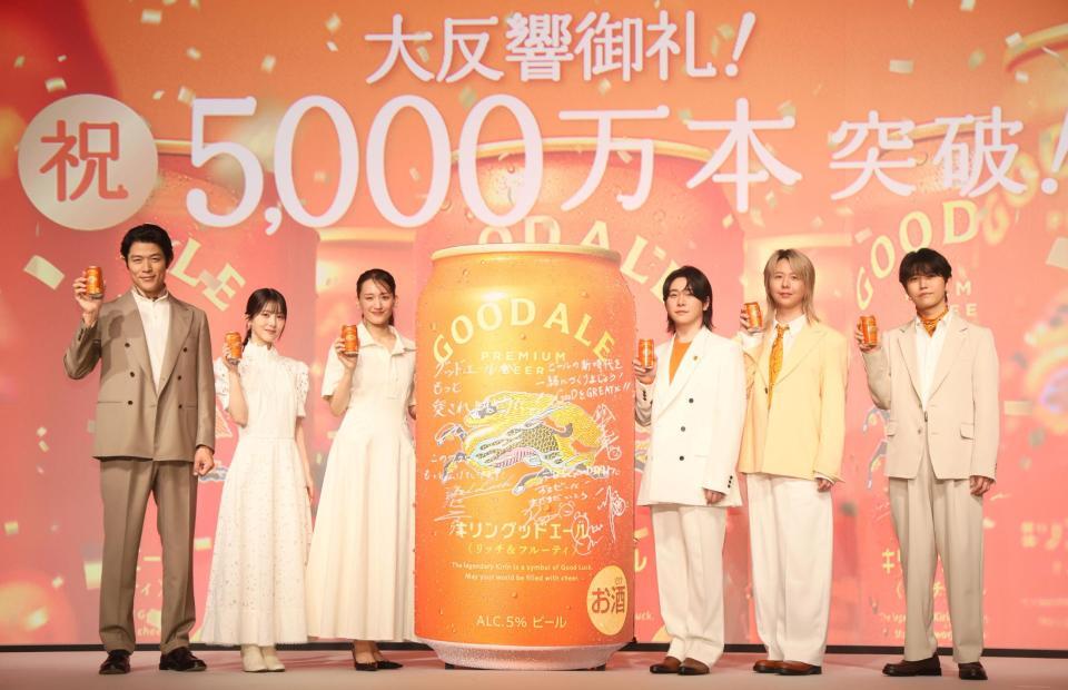 ポーズをとる（左から）鈴木亮平、浜辺美波、綾瀬はるか、Ｍｒｓ．　ＧＲＥＥＮ　ＡＰＰＬＥの大森元貴、藤澤涼架、若井滉斗（撮影・石井剣太郎）