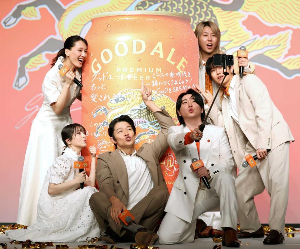 自撮りする（左から反時計回りに）綾瀬はるか、浜辺美波、鈴木亮平、Ｍｒｓ．　ＧＲＥＥＮ　ＡＰＰＬＥの大森元貴、若井滉斗、藤澤涼架（撮影・石井剣太郎）