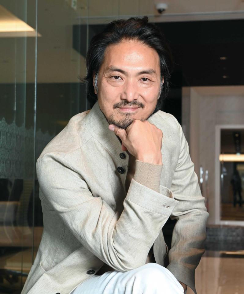 クールにポーズを決める平岳大（撮影・園田高夫）