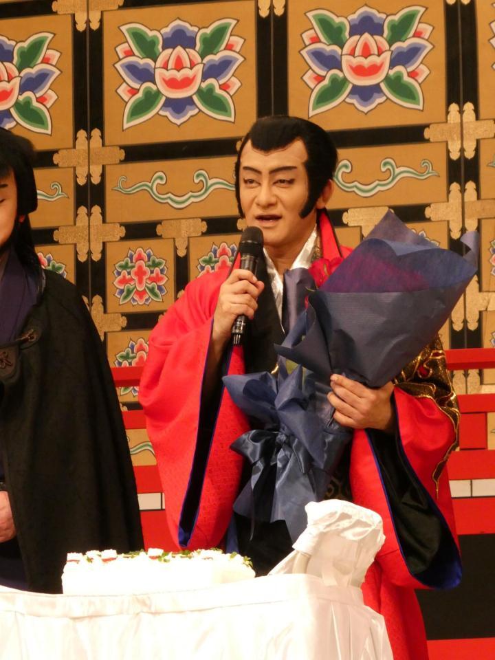 ケーキと花束をサプライズで贈られ、笑顔の片岡愛之助