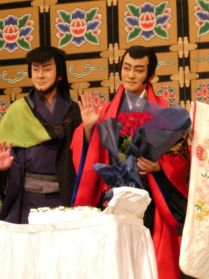 ケーキと花束を贈られ、笑顔の片岡愛之助