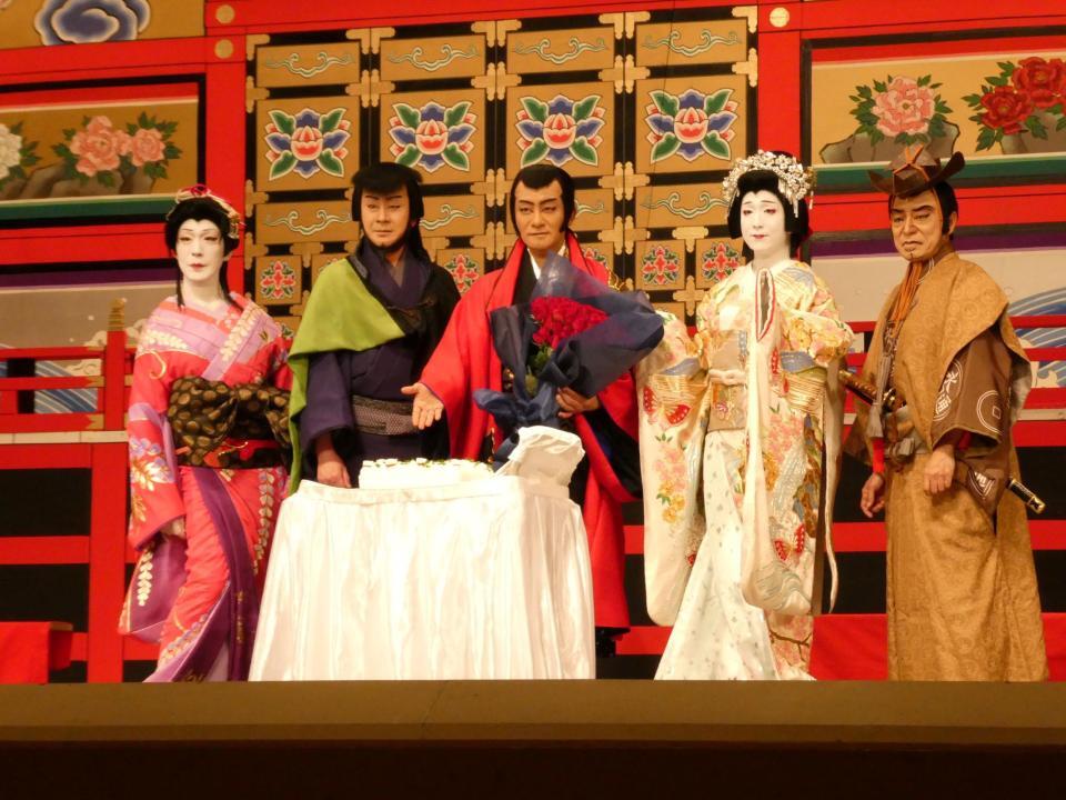 撮影に応じる（左から）市川笑也、市川笑三郎、片岡愛之助、中村米吉、市川中車