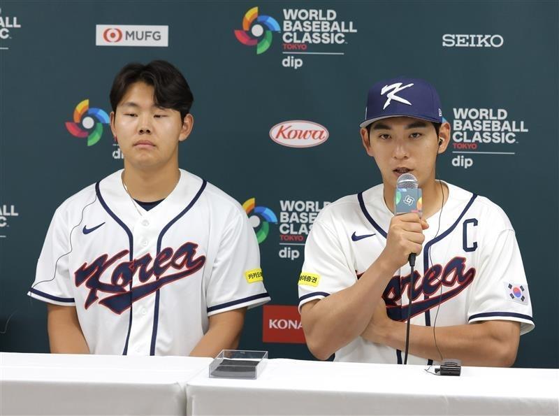 会見する蘇ヒョン準（左）と李政厚（読売新聞社提供）