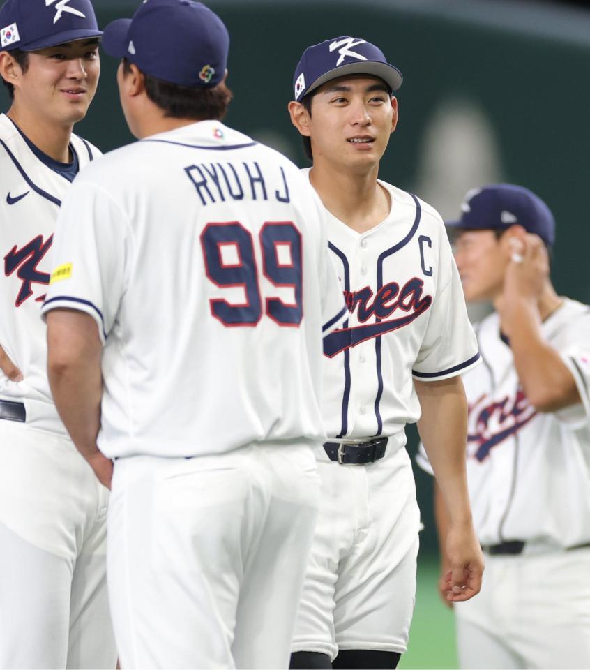 柳賢振（９９）と笑顔で話す韓国・李政厚＝東京ドーム（撮影・西岡正）