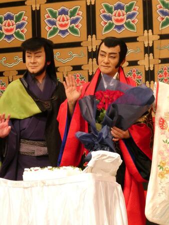 ケーキと花束を贈られ、笑顔の片岡愛之助